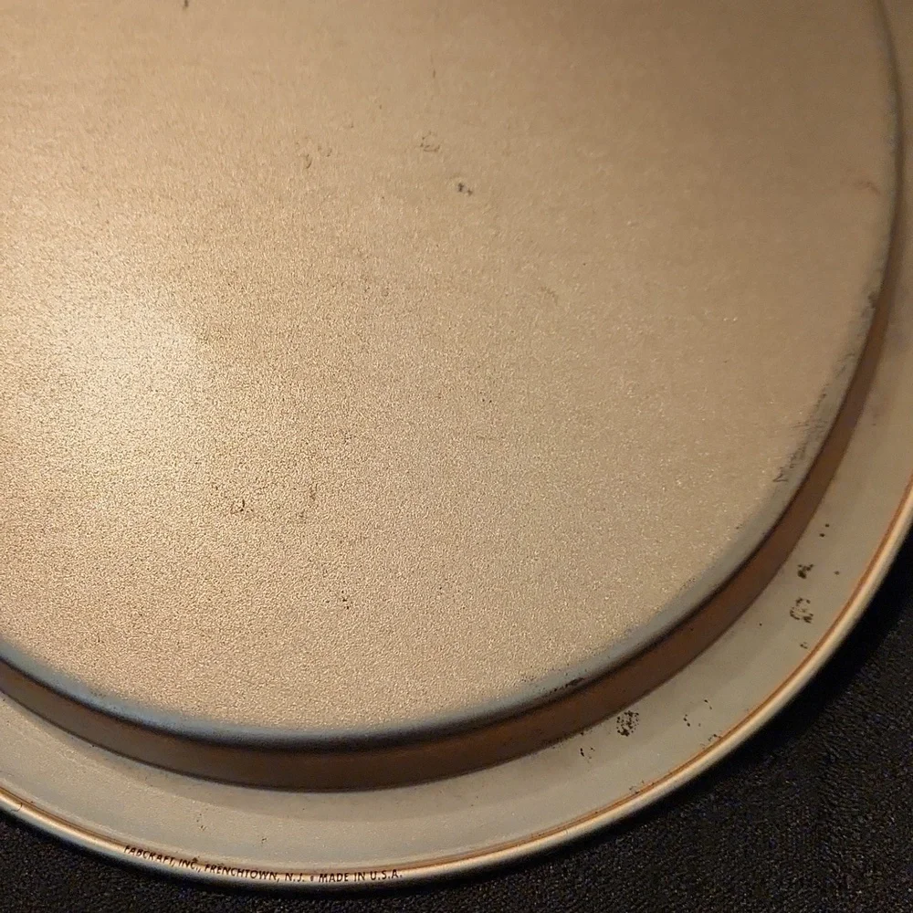 VINTAGE OVAL METAL BEER TRAY, ' WHITE ROCK' ADVERTISEMENT. '14.5×11.50